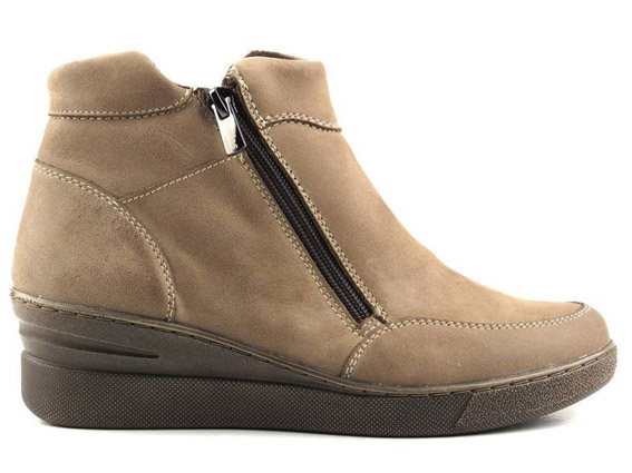 Производитель обуви, мужской и женской детской обуви из натуральной кожи.